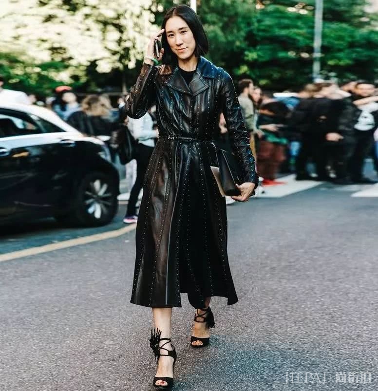 欧美街拍 风衣裙是西装裙之后又一大时髦利器