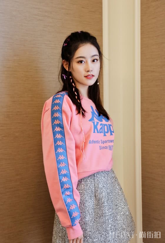 祝绪丹太有个性了,在运动鞋上玩“贴纸”,贴坏了意外更时尚了