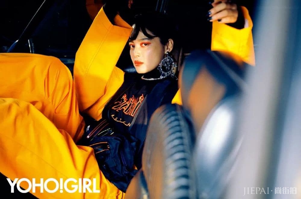 辛芷蕾的手机壳上,大写着“老子会火”。