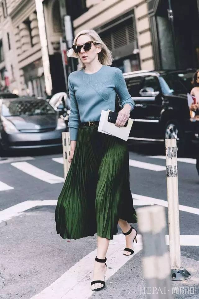 针织衫+半裙，才是秋天最显气质的搭配！