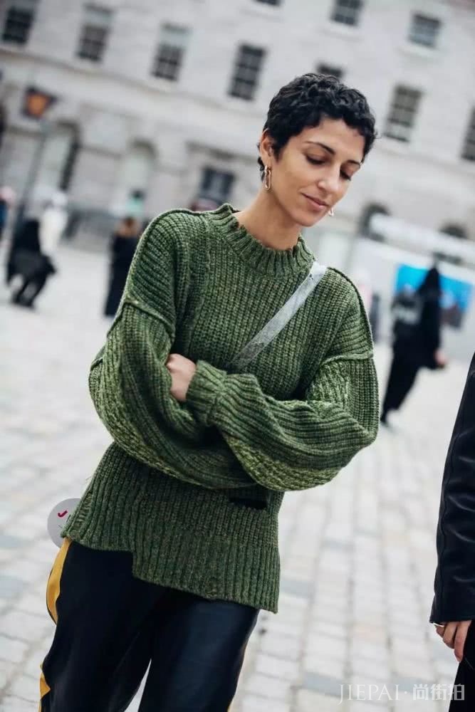 能穿一整个秋冬的针织衫 这么搭最时髦