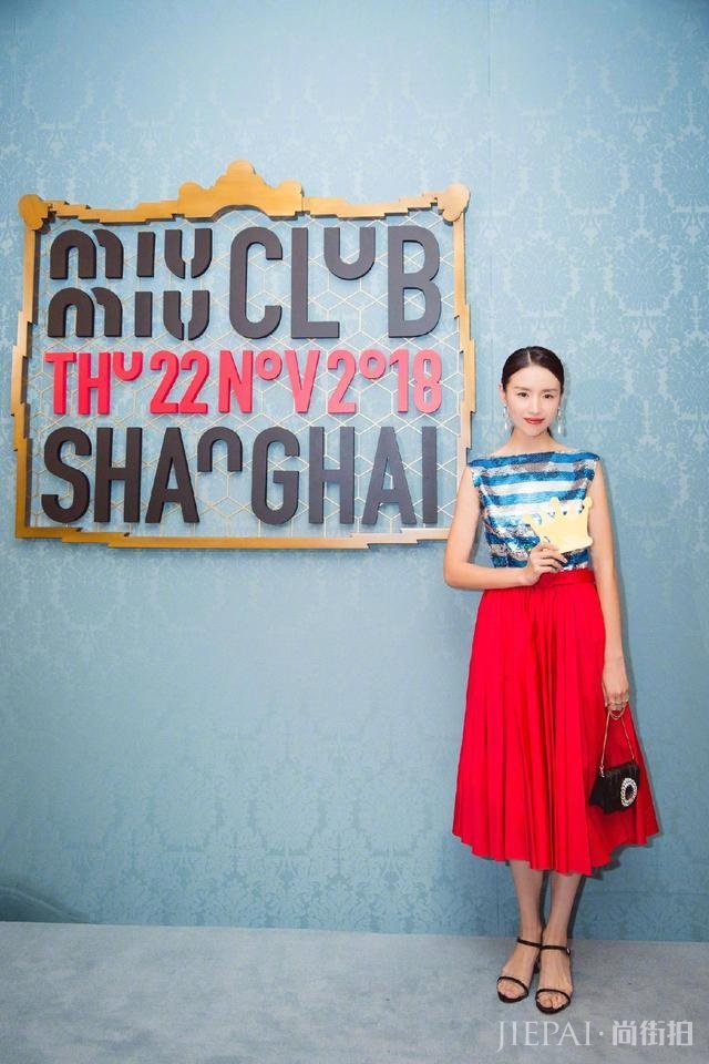 董洁一袭红裙配亮片装气质惊艳，扎个马尾辫更减龄了