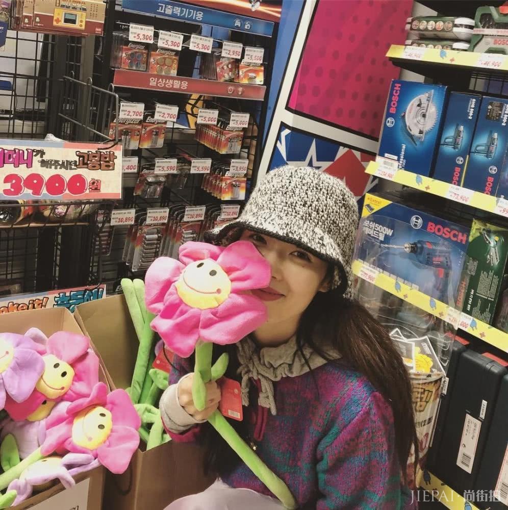 金泫雅花花绿绿的穿搭也能美成小仙女，一般人学不来