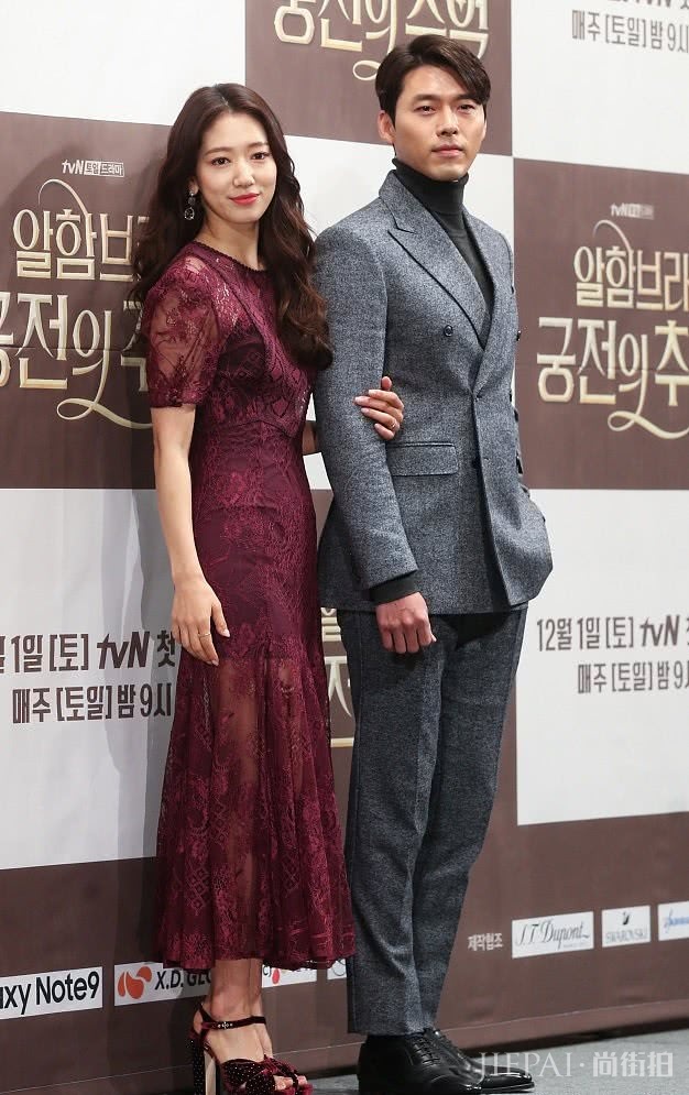 朴信惠宣传新剧，穿酒红色蕾丝裙女人味十足，和玄彬同框甜到鼾