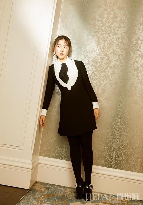 19岁李兰迪亮相活动,化浓妆尽显成熟女人味,“周周”长大了