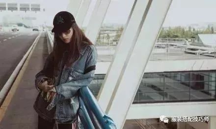 这件外套可以搭配整个秋天，穿起来既时髦又遮肉！