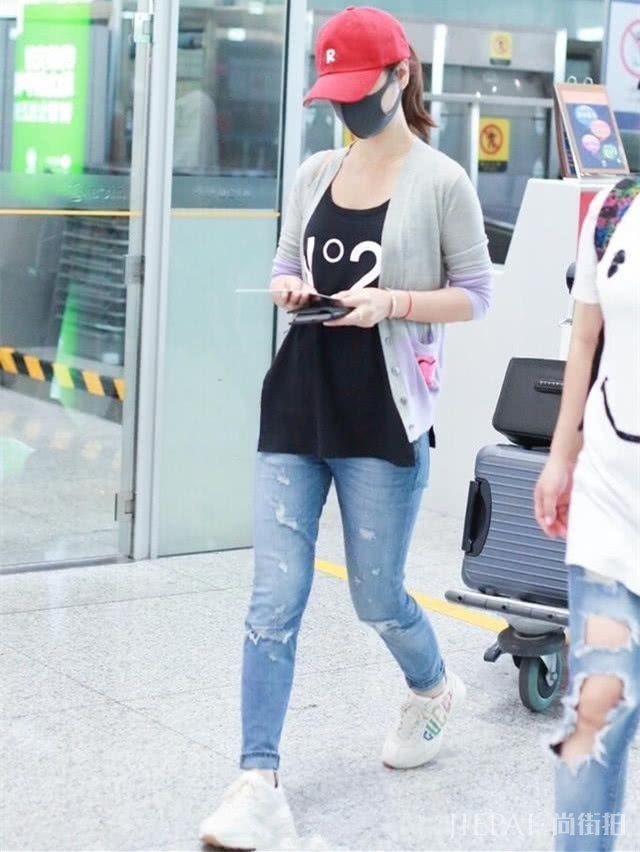 林心如穿牛仔裤秒变小短腿,曾经的筷子腿已不复存在!