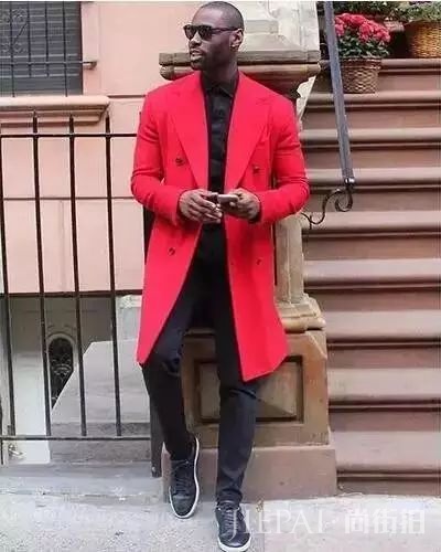 跟时装周街拍学搭配，男人最难驾驭的红色单品这样穿！