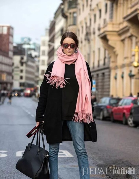 围巾搭配大衣今年流行这样搭，美翻天了