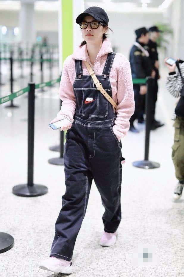 钟楚曦时尚穿搭似“快递员”, 这样的快递员小姐姐应该来一打!