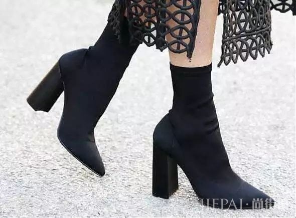 你还在露脚踝、卷裤脚?露袜子才是18年最流行