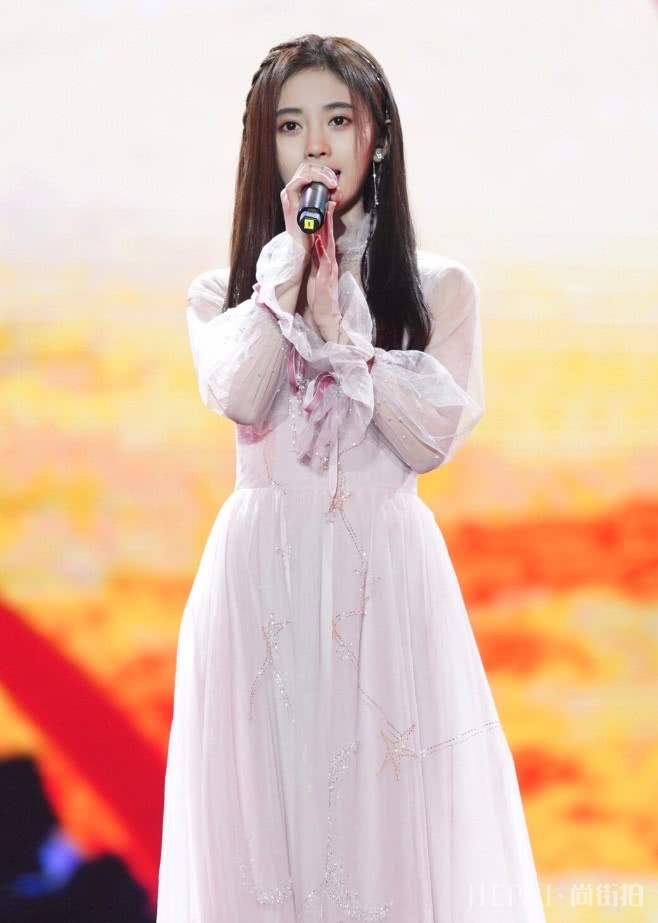 鞠婧祎这套穿搭,159也能穿成170
