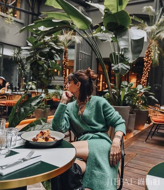 法国女人真的太懂得穿了,小西装都能穿得这么好看,第一眼就心动