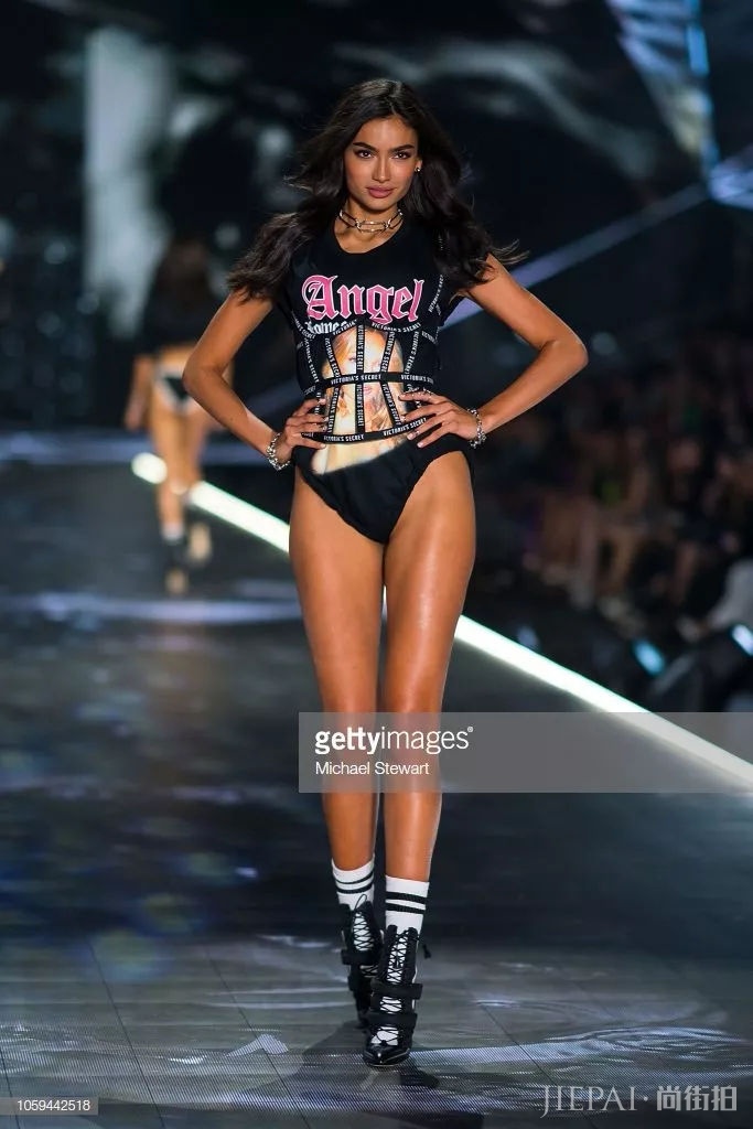 2018维密秀60套绝美Look盘点！各国超模争奇斗艳美到霸屏！