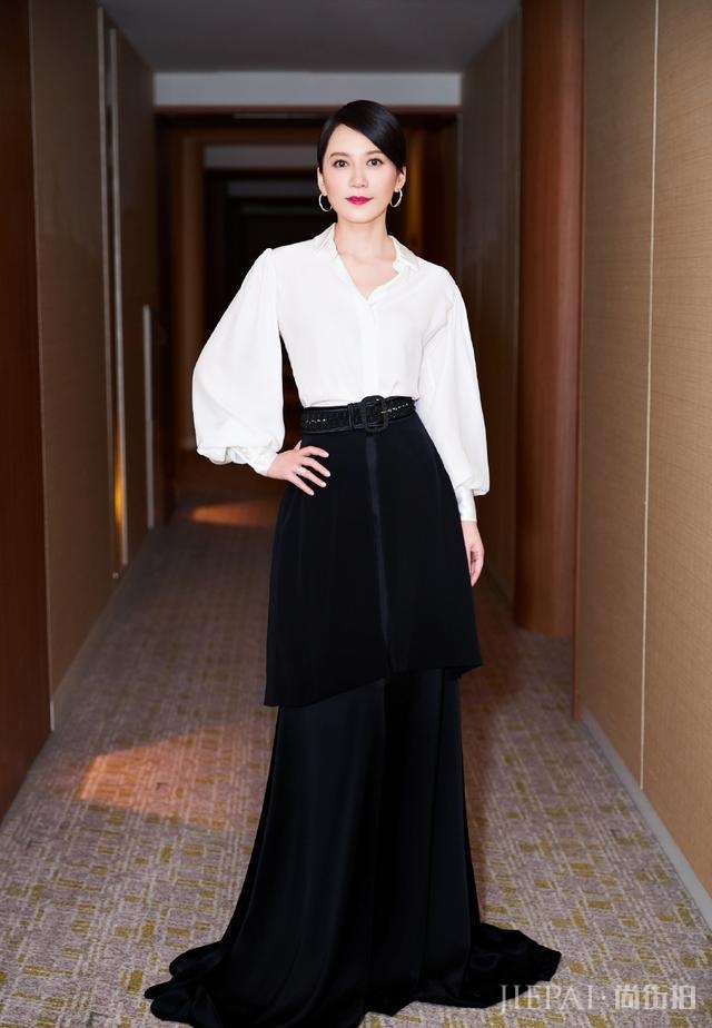 俞飞鸿穿黑色连衣裙减龄20岁,被她的好气质征服了