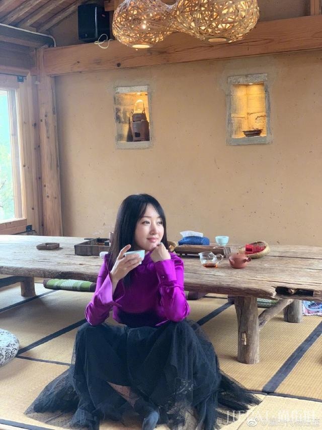 杨钰莹近照曝光:留标志性长发 皮肤光滑白皙像20岁少女