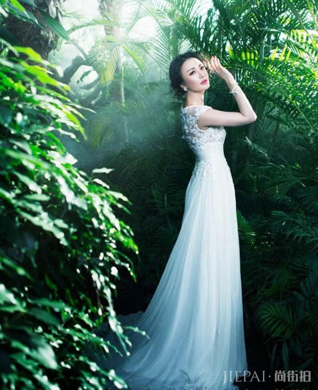 37岁秦岚8套礼服尽显魅力,每套都展现S型身材 女人味十足
