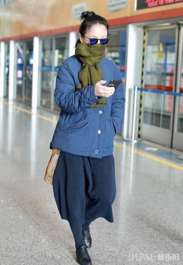 周迅机场街拍 这回将围巾换个系法,越来越更时髦!
