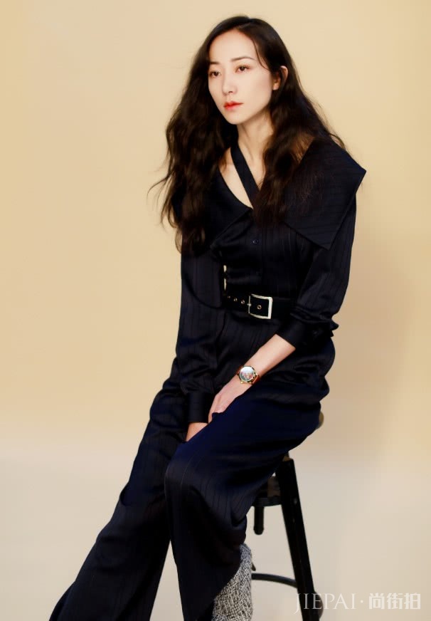 韩雪怎么做到的？将袖子挽成了花瓣形状，变身花仙子啊！