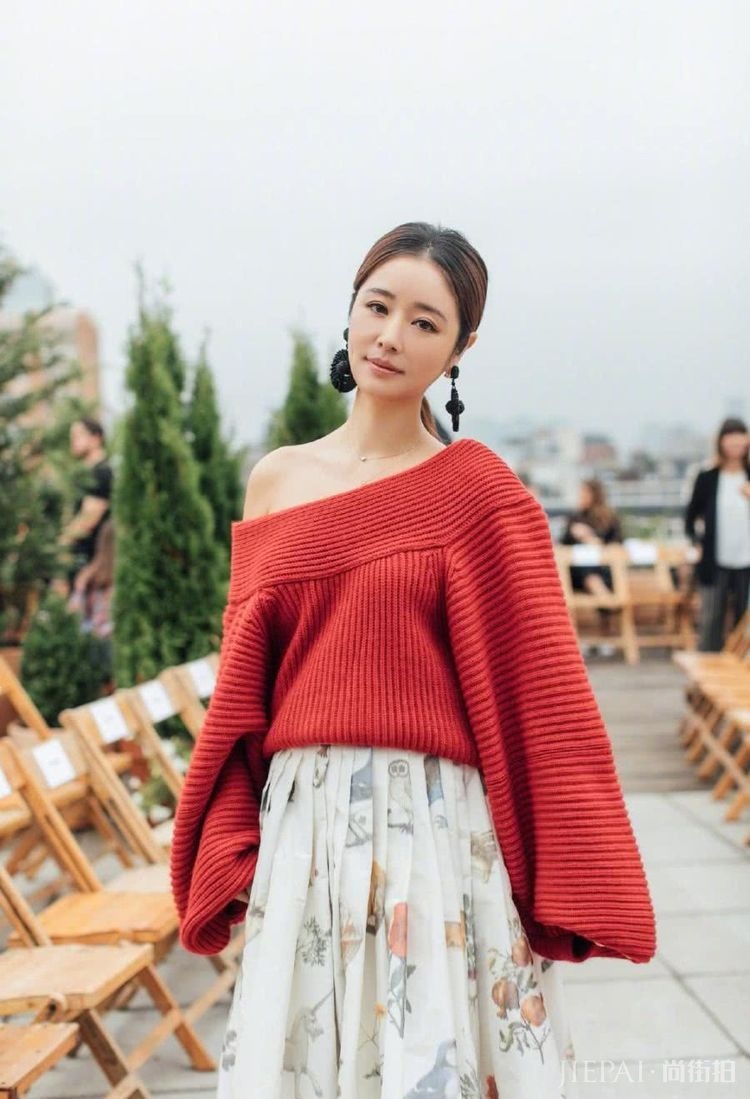 林心如腰上围着“小桌布”，搭配裤子更显臃肿肥胖，真心看不懂了