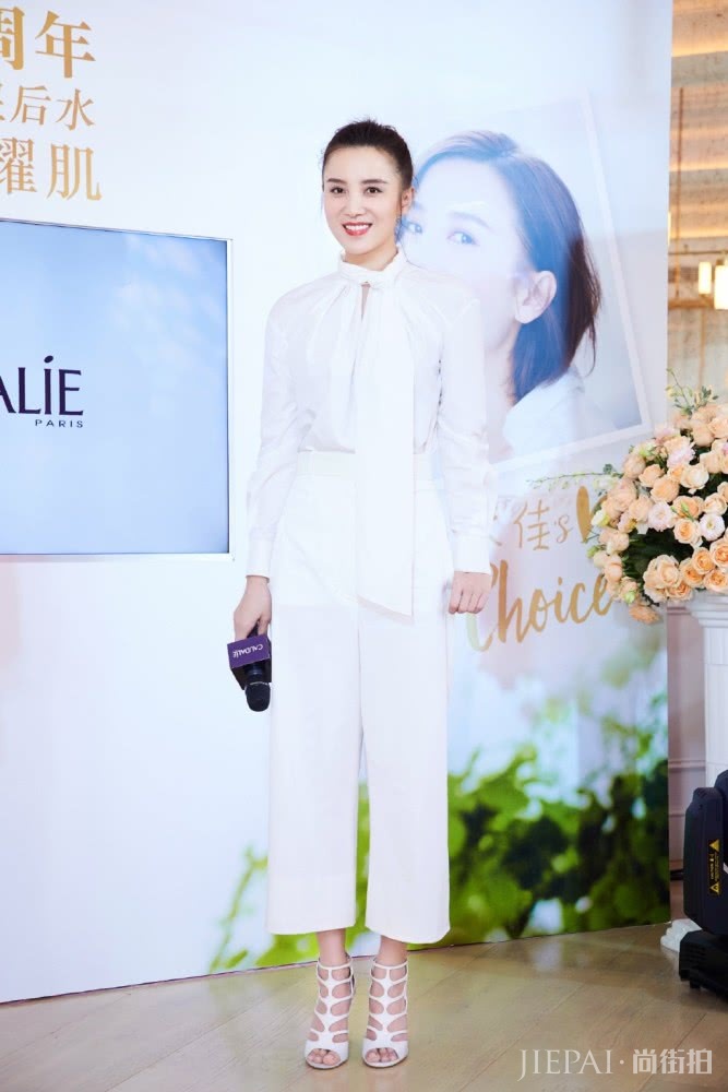 宋佳在鞋跟上镶个“小方块”，网友：不怕摔