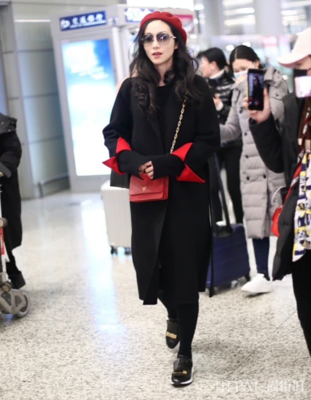 韩雪怎么做到的？将袖子挽成了花瓣形状，变身花仙子啊！