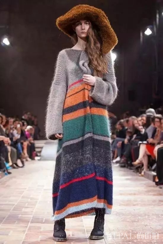 毛衣搭配长裙,打造秋冬优雅时尚!