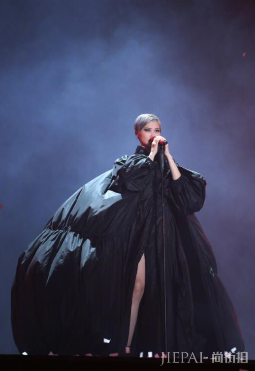 时尚边缘的“移动被窝”羽绒服！