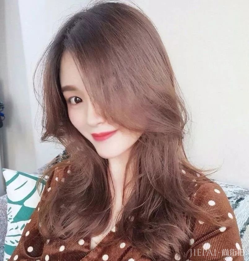 秋季最流行的“鱼尾烫”发型，让你变时髦，还有气质!