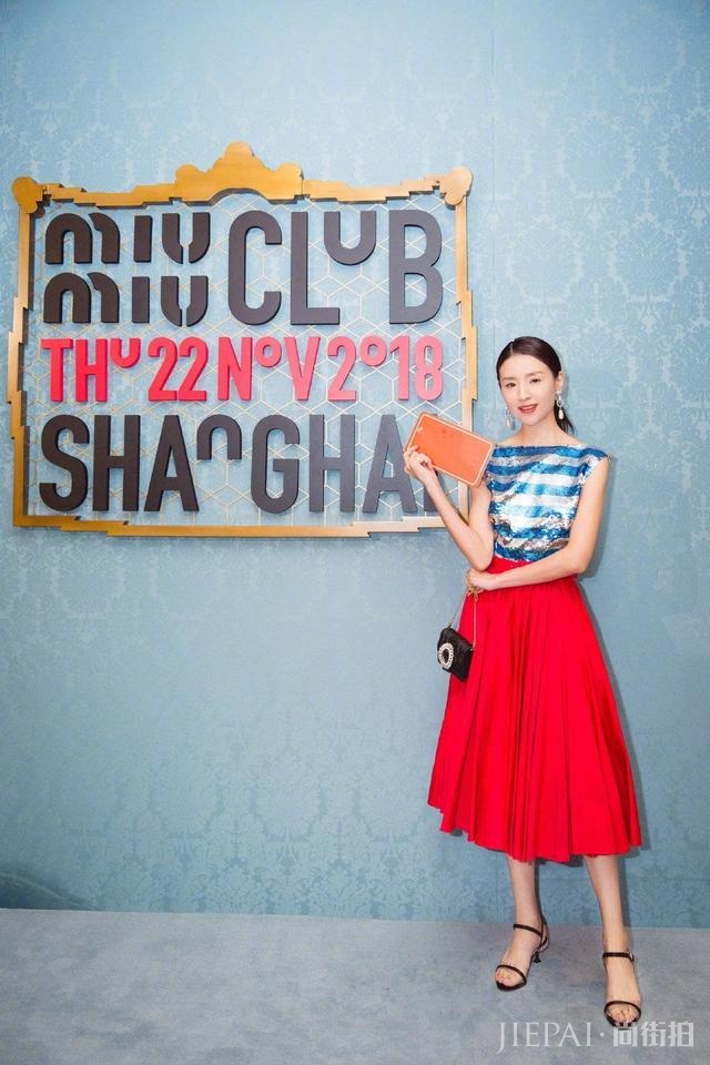 董洁一袭红裙配亮片装气质惊艳，扎个马尾辫更减龄了