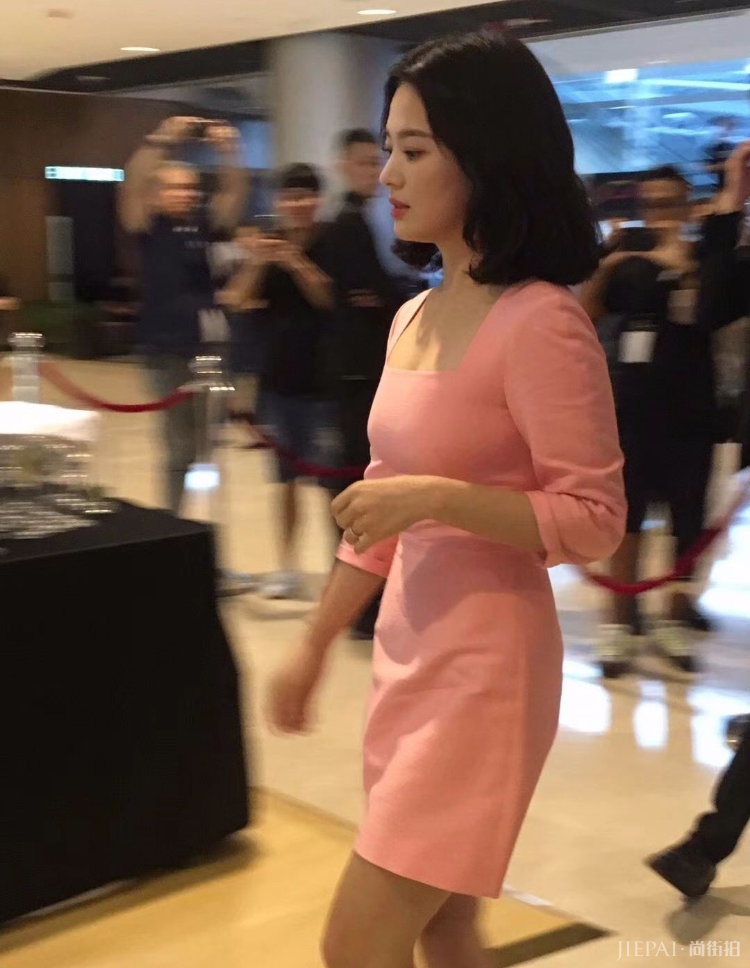 宋慧乔不得了，粉色裙配短发美得高级，越长越年轻了