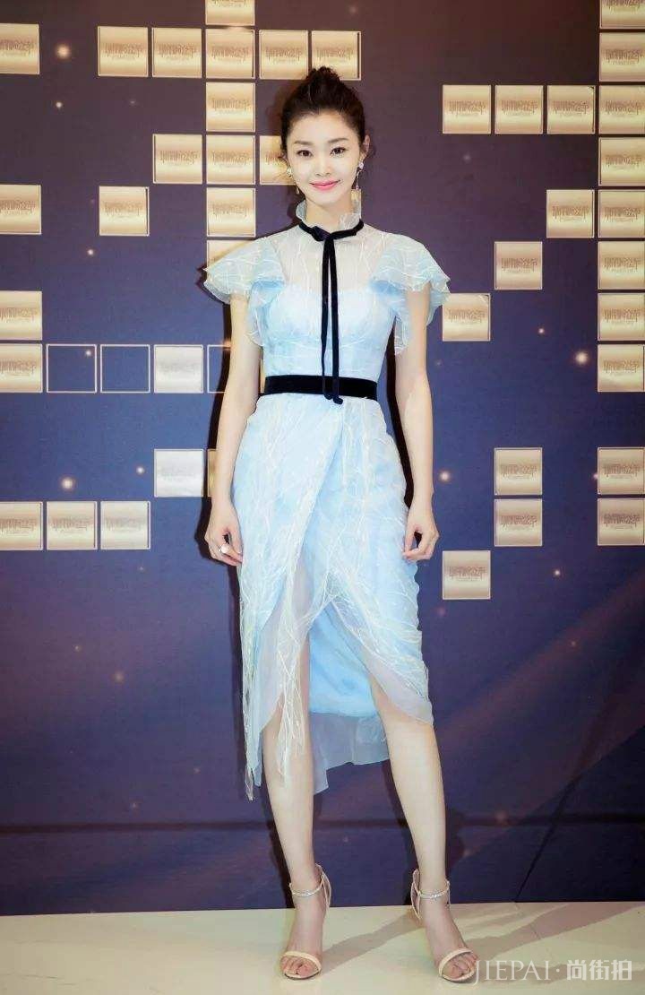 宋轶身材无可挑剔，大波浪卷发，女人味十足！