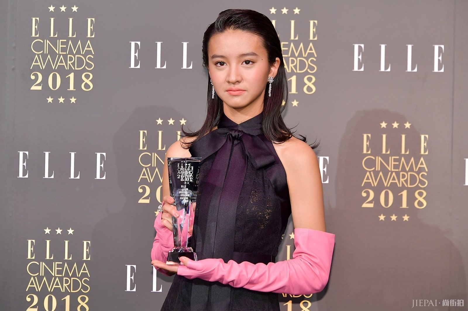 木村光希长裙配洗碗手套领奖,不料拿新人奖惹争议