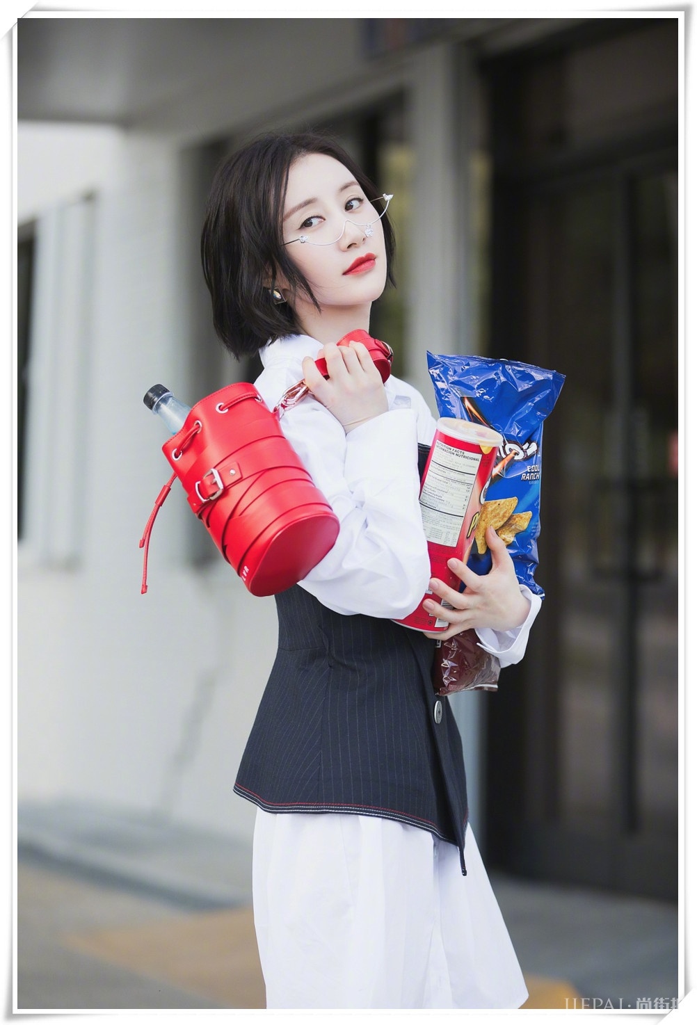 舒畅长相甜美可爱,驾驭的服装也是很有少女的既视感!