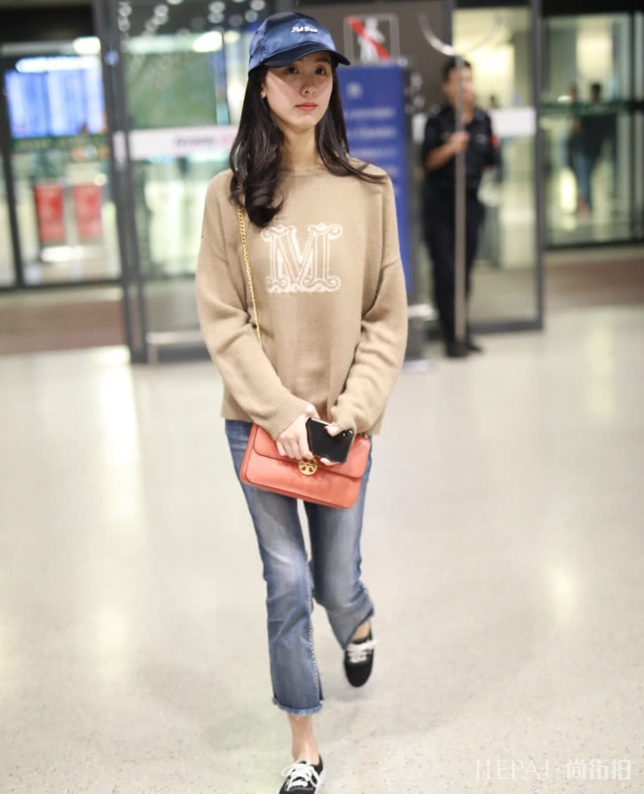 陈都灵“咖啡鞋”明明很窄，她穿后空得还能藏手机！