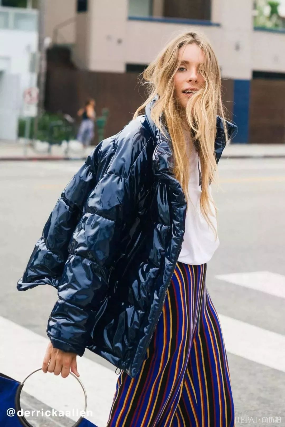 短款的羽绒服显得精神，显高、洋气