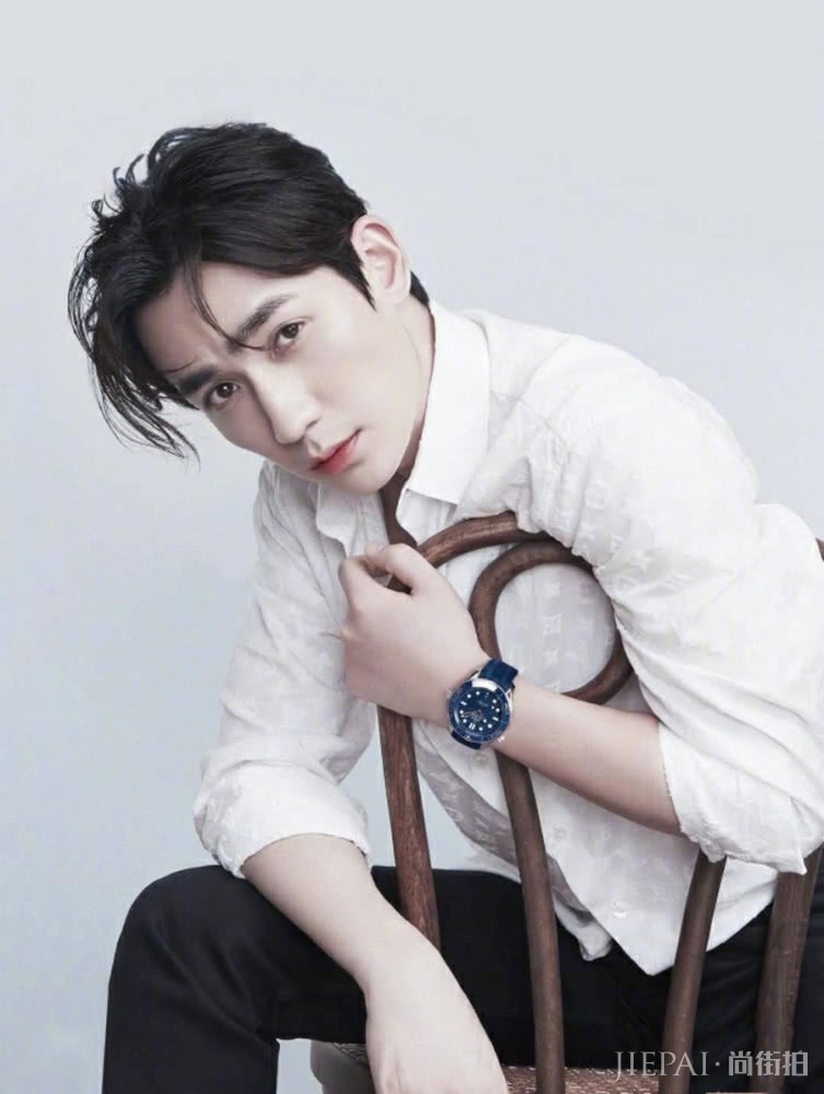 朱一龙参加展览，穿夹克衫帅气逼人