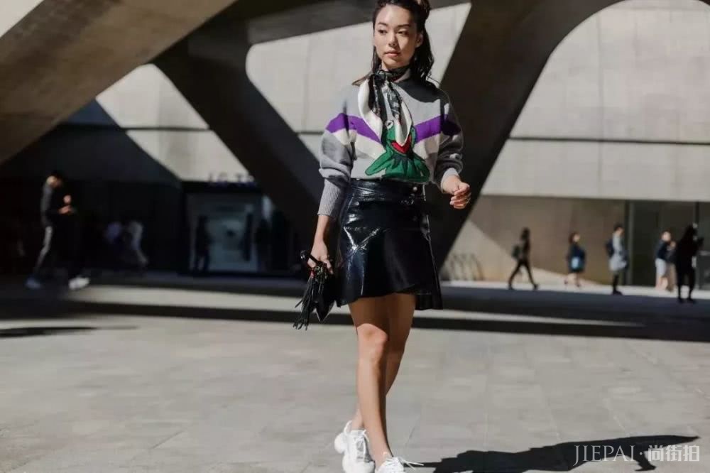 眼睛小皮肤黑长相一般,却是新加坡的头号时尚博主