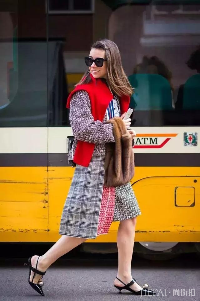 毛衣都穿错了，这样穿，才最时髦！