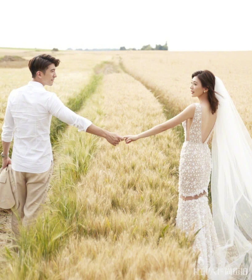 贾静雯的婚纱开了到腰窝,出门却十分保守,和人合照不忘捂严实!