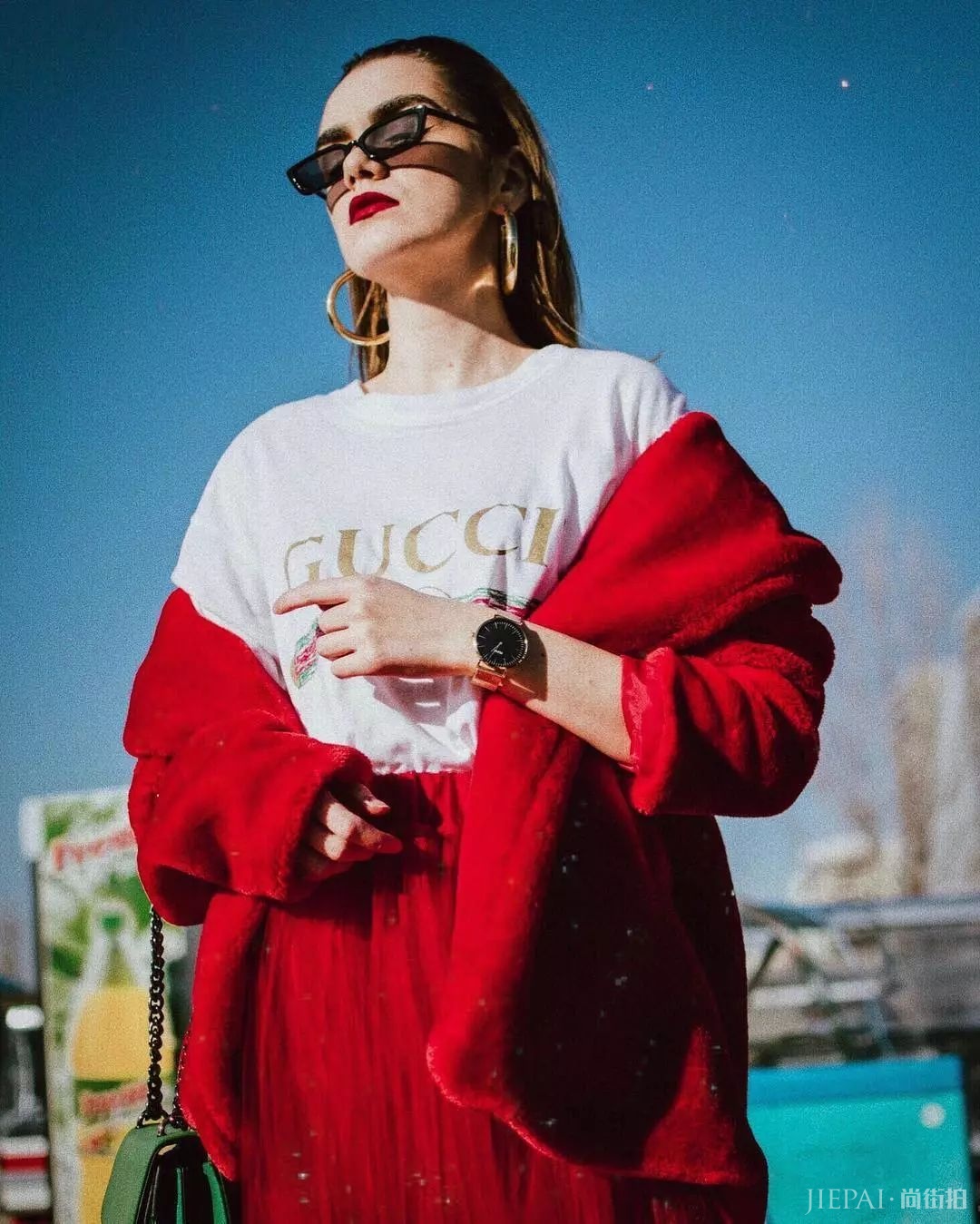 谁说红色显low？这位博主把红色穿成时尚大片，每张街拍都美到窒息！