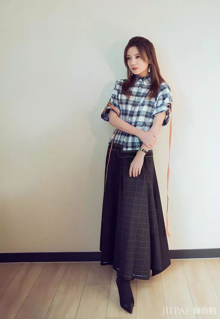 赵薇穿彩虹外套在天桥摆“大”字，皮一下笑成花了