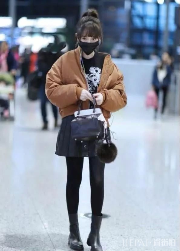 陈乔恩的游泳圈包真心装不下什么东西!