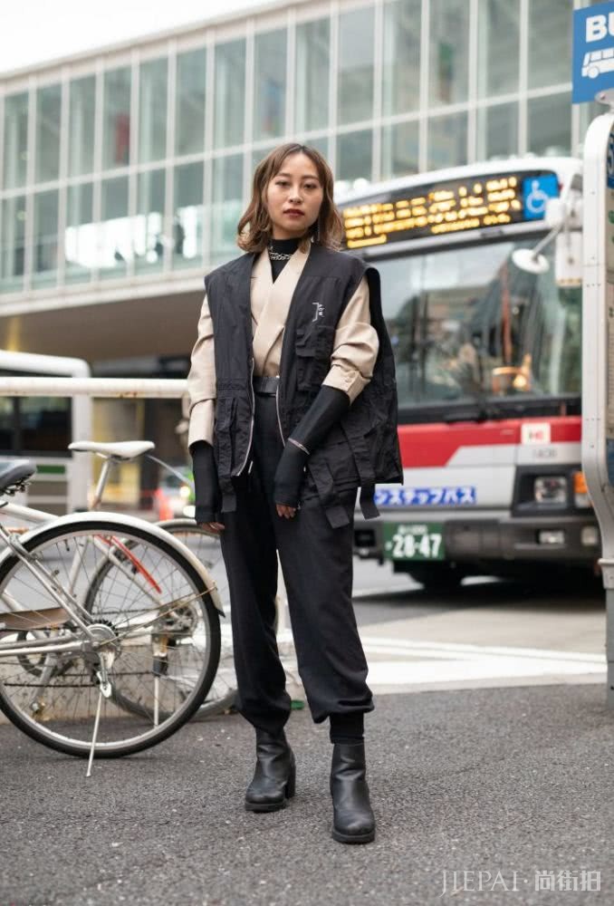 钟楚曦佟丽娅穿这件神奇的单品,也秒变“老干部”girl?