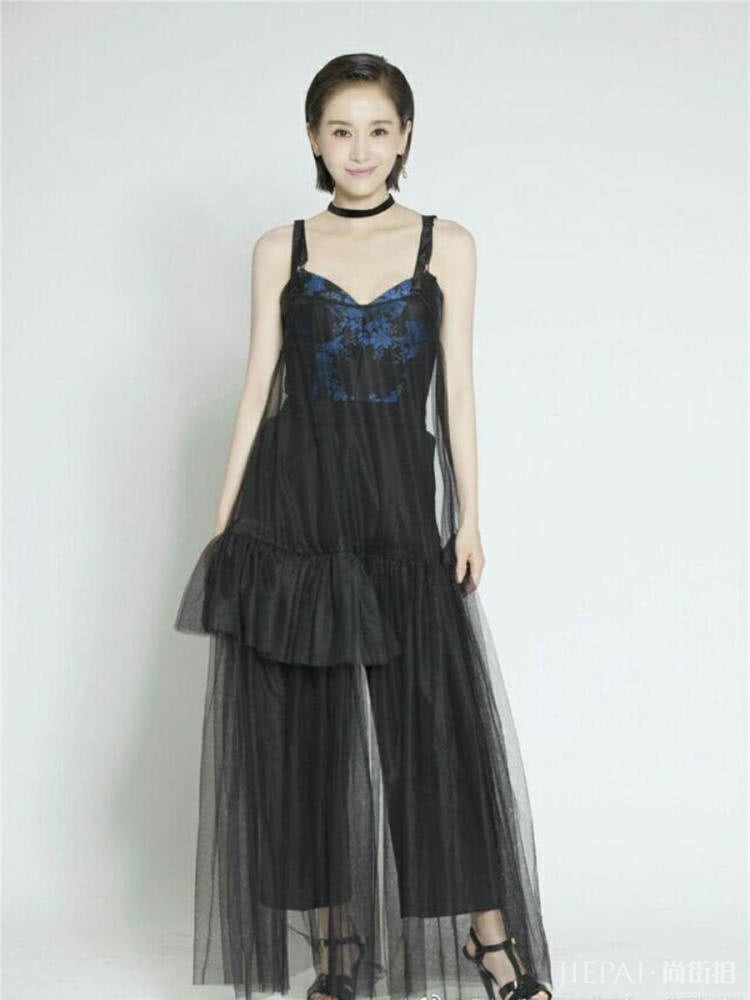 网友都说“打底裤”配纱裙丑?金晨这么穿,却仙气十足