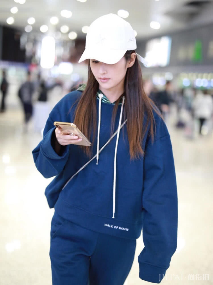 颖儿又瘦又美,一条运动裤走机场,活力似少女