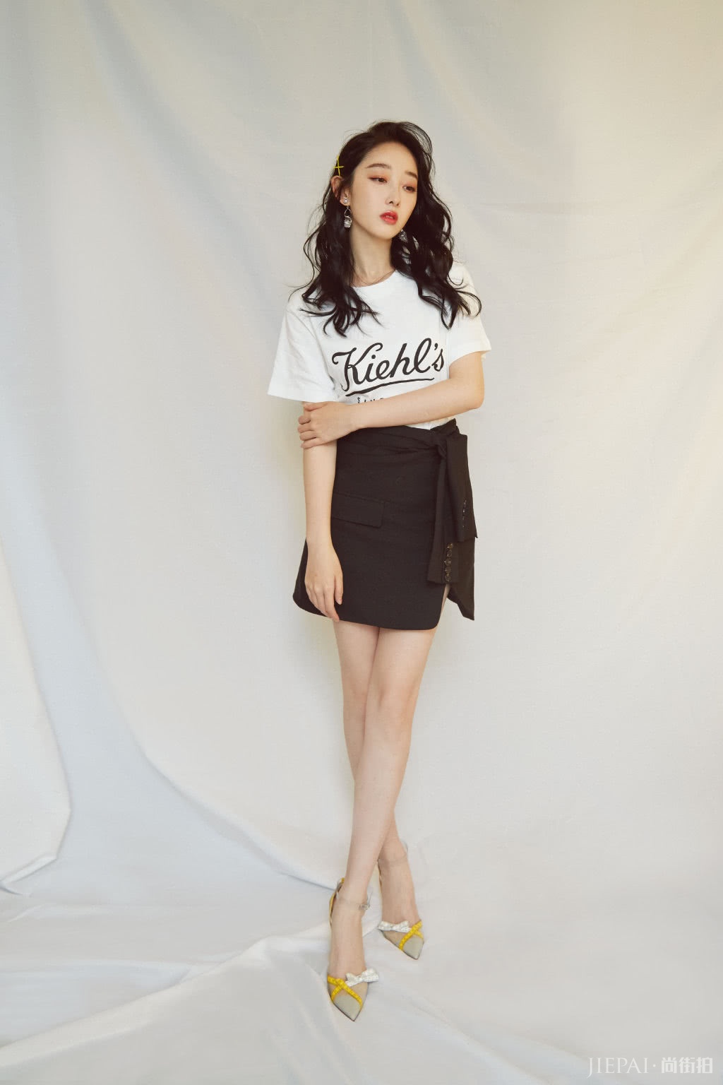 蒋梦婕越来越会穿了,中长款印花衬衫摩登大方,泡面卷发更吸睛