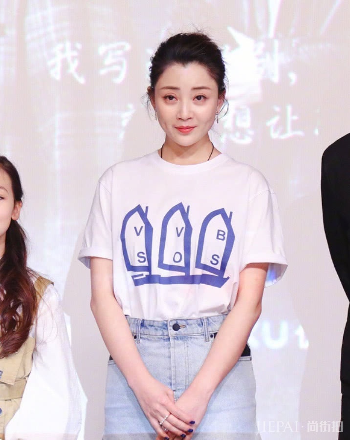 殷桃穿白裙,38岁仍美成初恋,难怪在剧中黄晓明对她一见钟情!