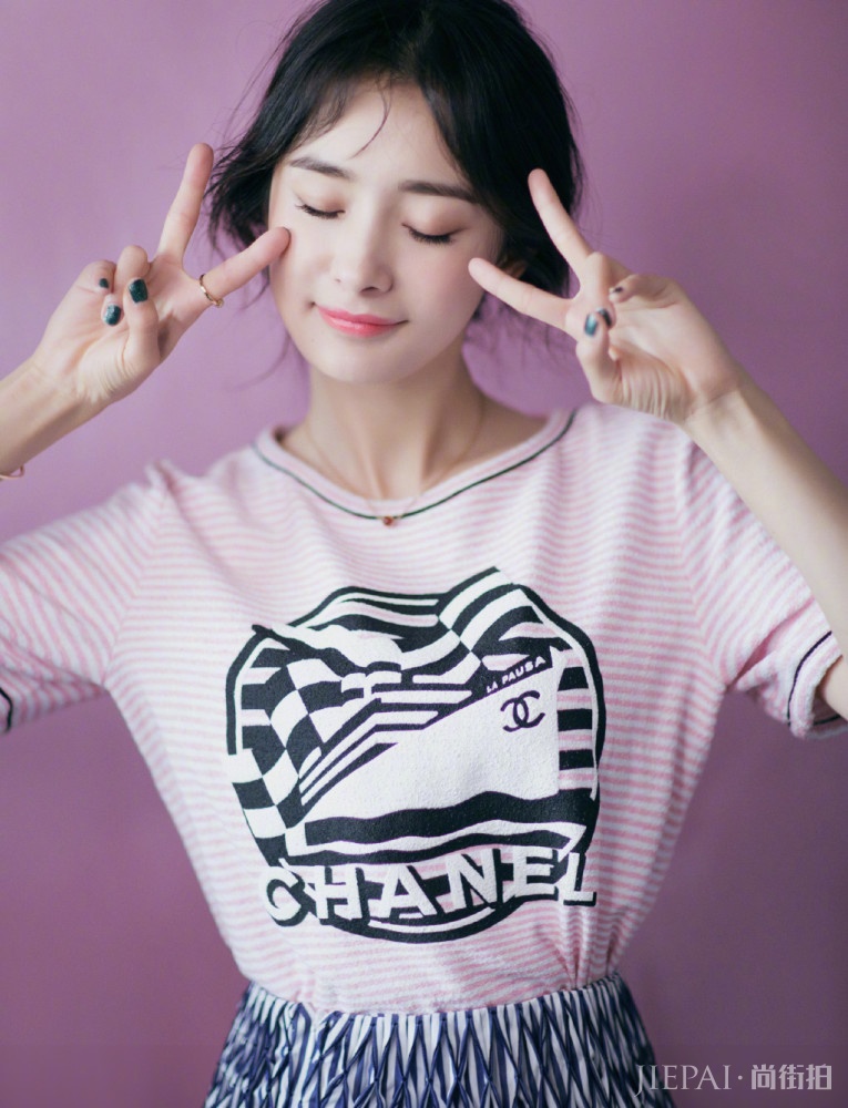 杨幂少女感太强了,穿T恤搭配裙子减龄效果满分