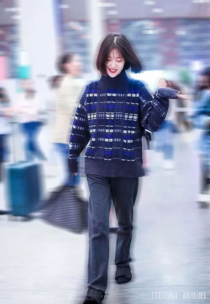 李溪芮机场街拍 在外面还要把家里的毛拖穿出来！